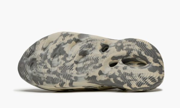 adidas-yeezy-yeezy-foam-rnnr-mxt-moon-gray_16658090_32534339_800