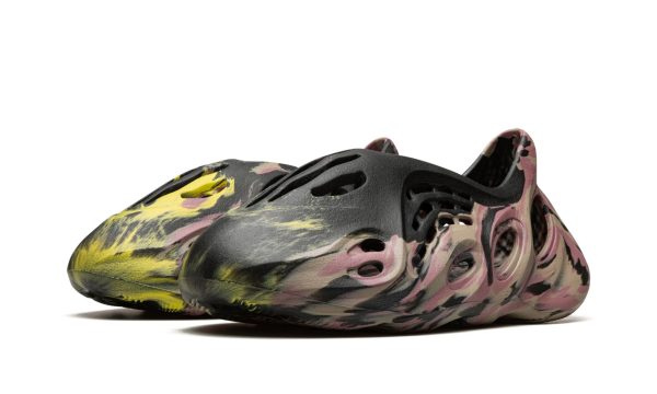 adidas-yeezy-foam-runner-mx-carbon_18977915_43156854_2048