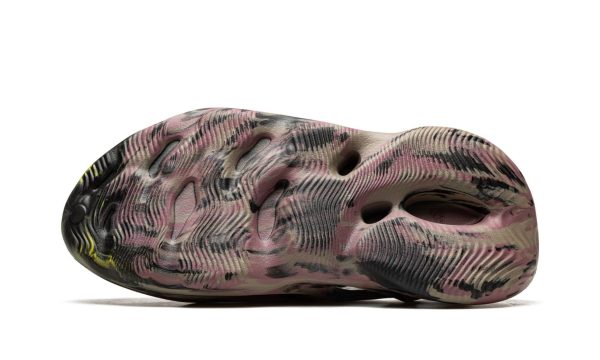adidas-yeezy-foam-runner-mx-carbon_18977915_43156865_2048